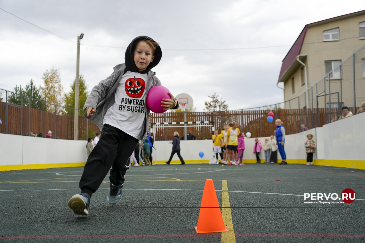 Многофункциональный корт за 2,5 млн рублей появился в Первоуральске