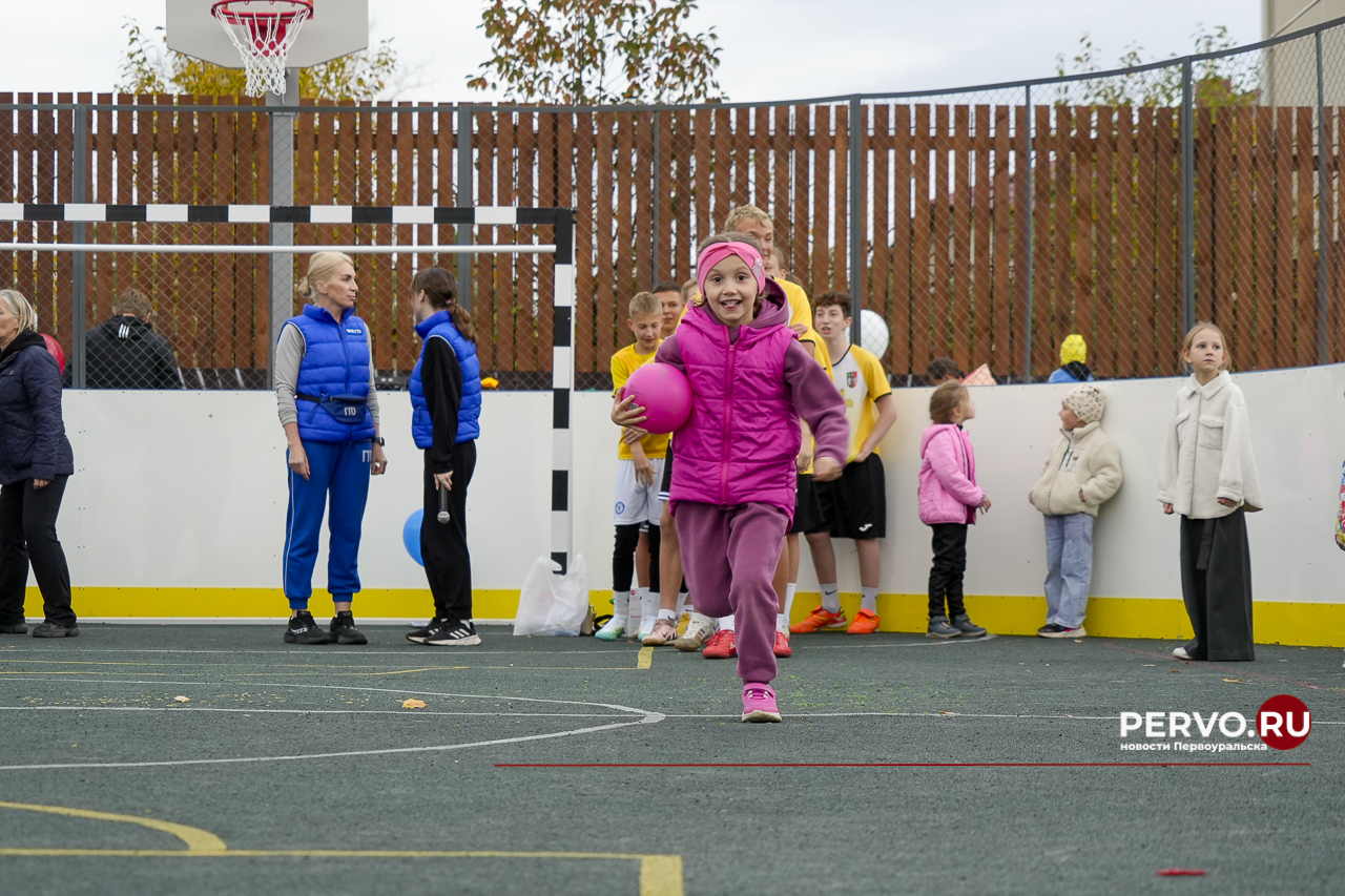 Многофункциональный корт за 2,5 млн рублей появился в Первоуральске