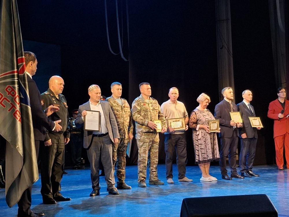 Волонтёры в числе награждённых за помощь защитникам Отечества