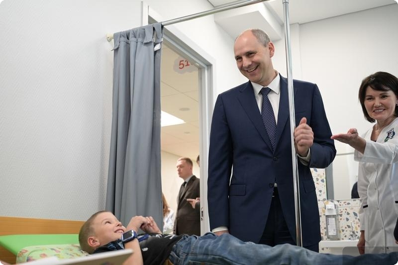 Денис Паслер открыл крупнейшую в Свердловской области поликлинику ДГБ №15 в Екатеринбурге
