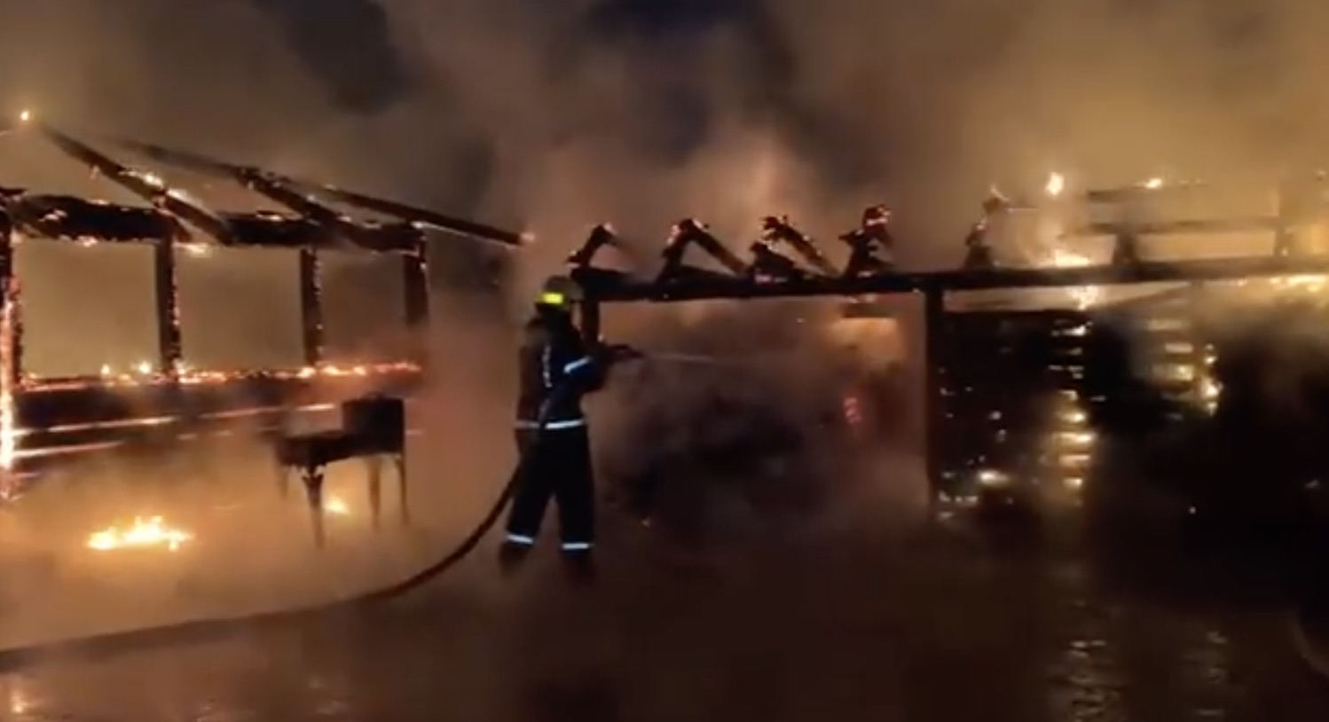 В Первоуральске на улице Мира горел банный комплекс «Емеля». Видео