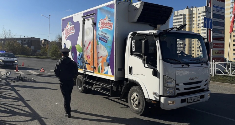 Автомобиль сбил велосипедиста на пешеходном переходе. Видео