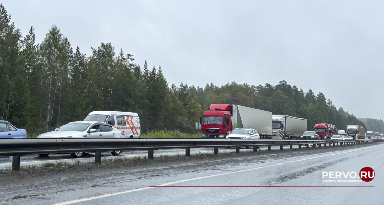 На трассе Пермь – Екатеринбург перекрыли движение из-за ДТП