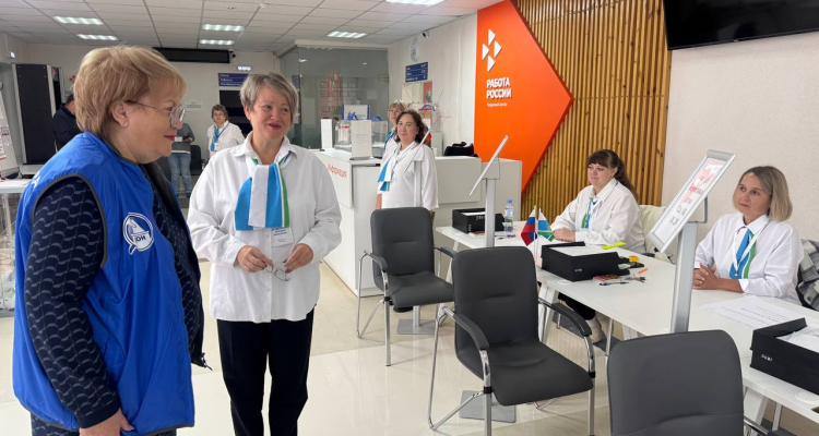 Мерзлякова посетила избирательные участки в Первоуральске