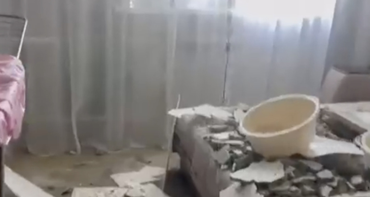 В жилом доме после прорыва трубы обрушился потолок