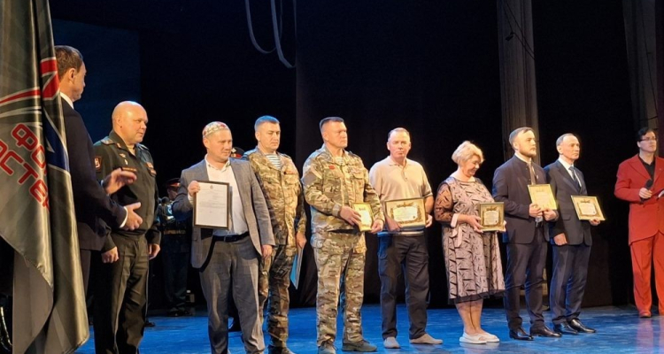 Волонтёры в числе награждённых за помощь защитникам Отечества