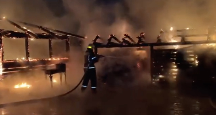 В Первоуральске на улице Мира горел банный комплекс «Емеля». Видео