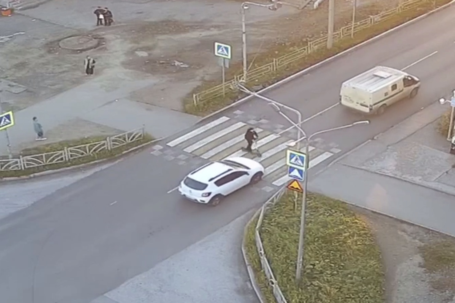 В Первоуральске машина сбила самокатчика на пешеходном переходе