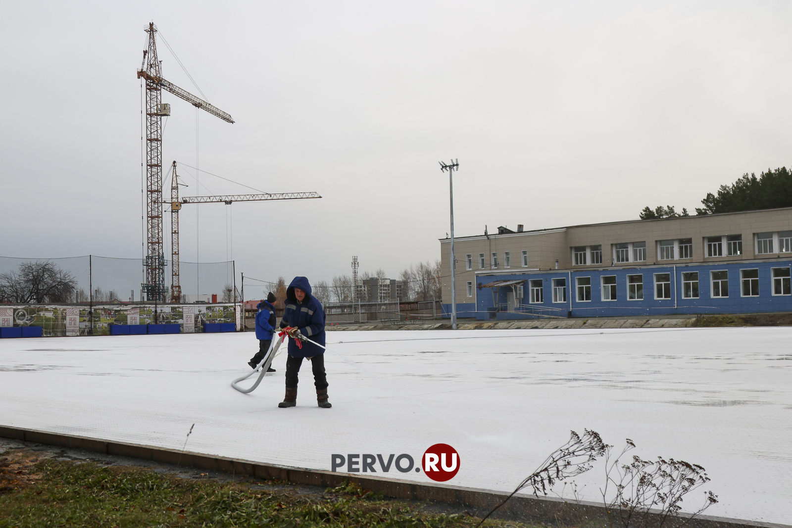 На малом поле стадиона «Уральский Трубник» начали заливать лёд