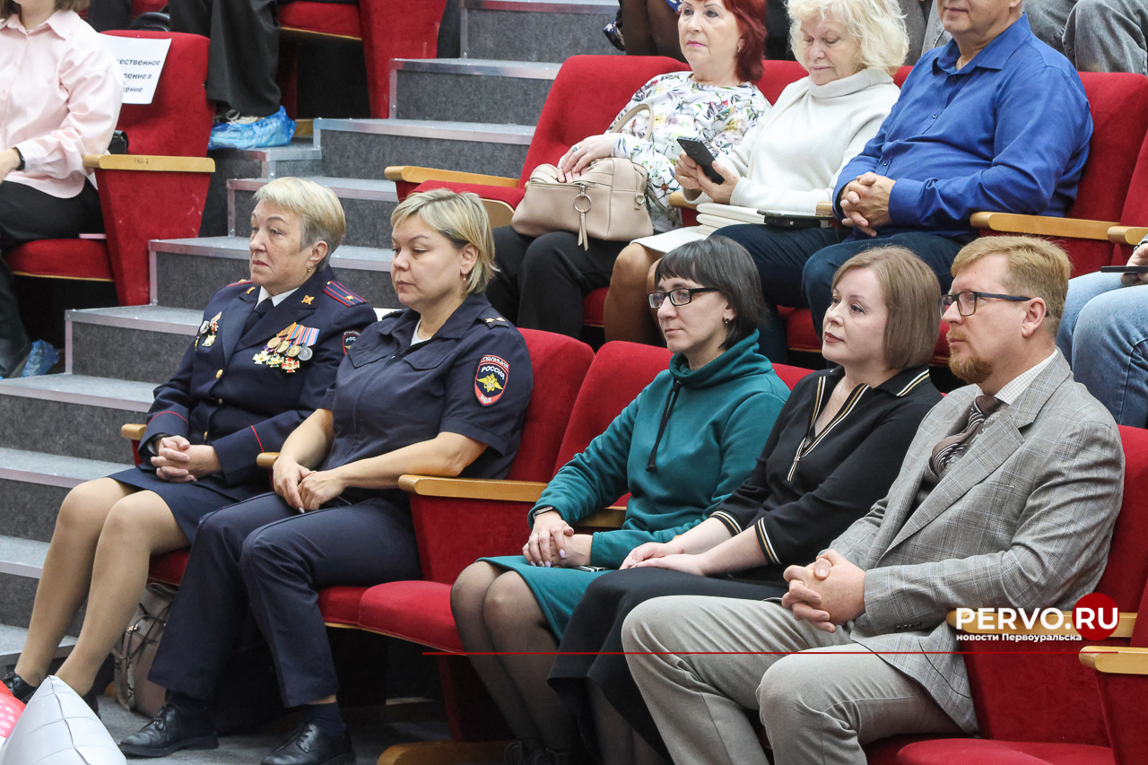 Движение Первых - Юные первоуральцы получили паспорта в торжественной обстановке