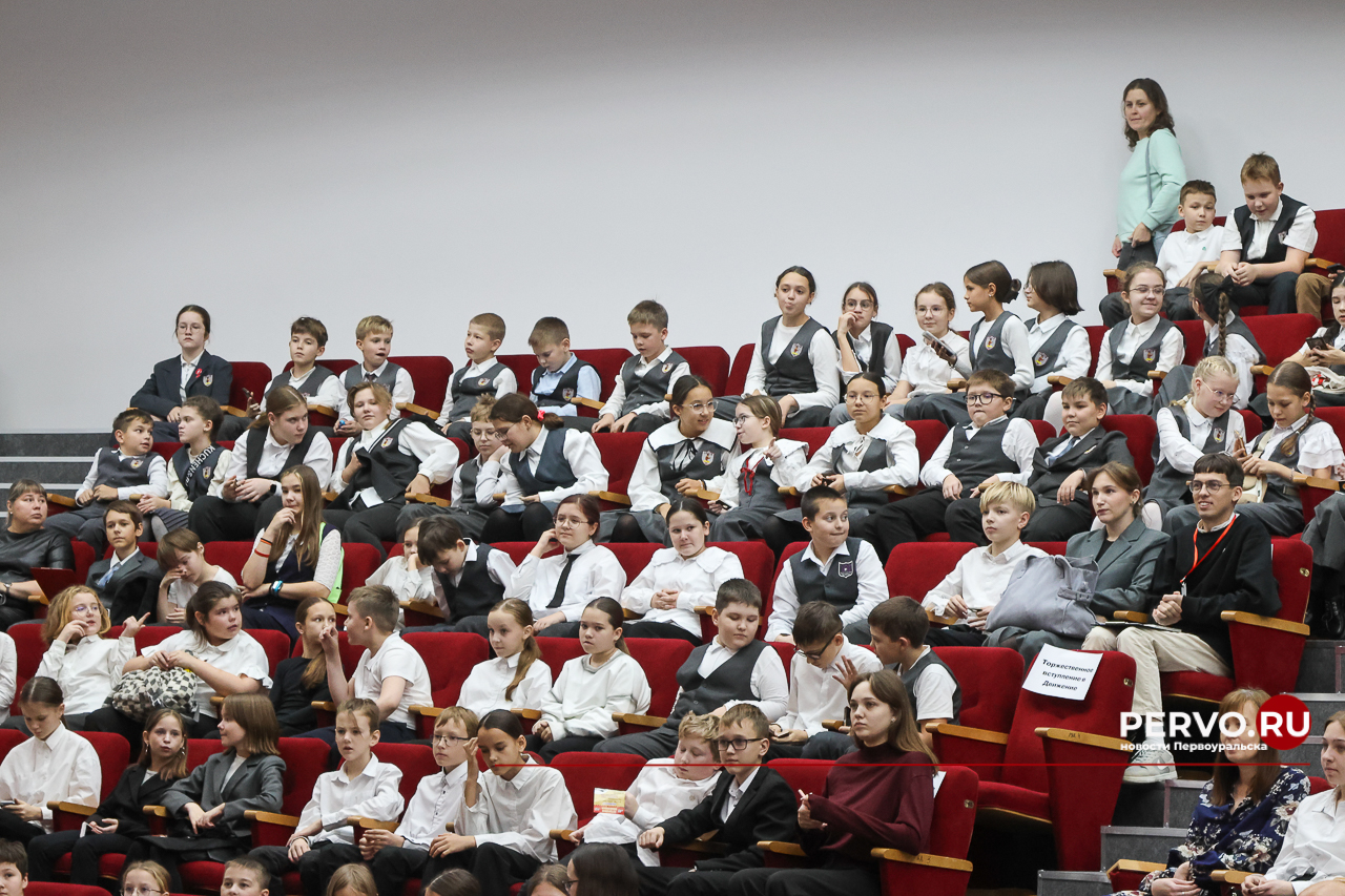 Движение Первых - Юные первоуральцы получили паспорта в торжественной обстановке
