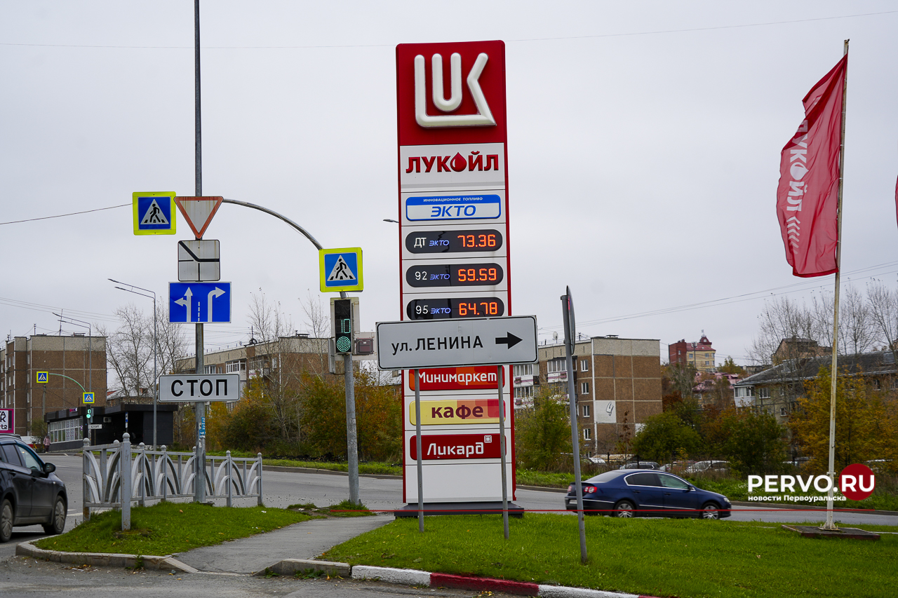 На заправках третий раз за месяц поднимают цены