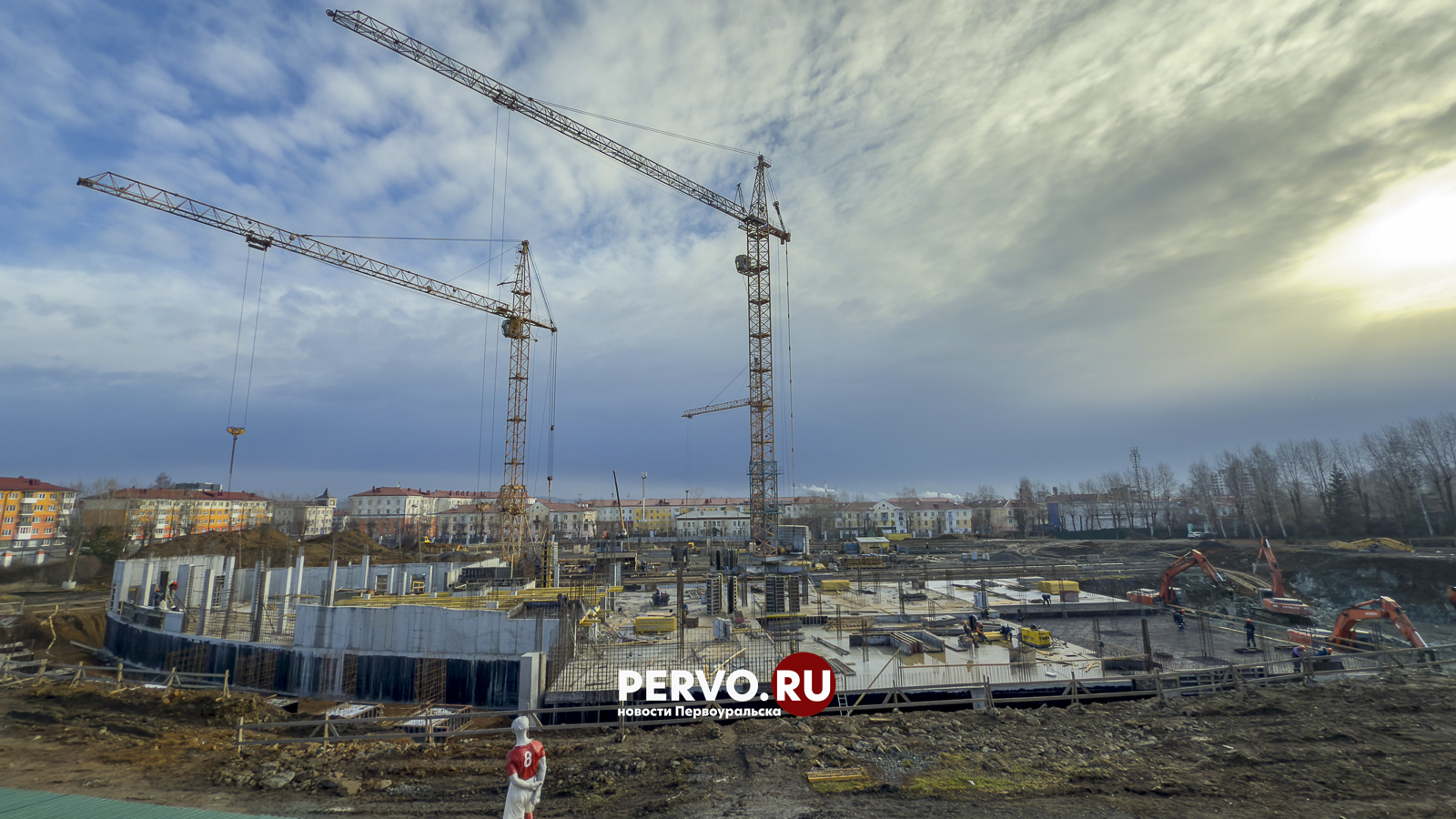 На стадионе «Уральский Трубник» продолжаются работы