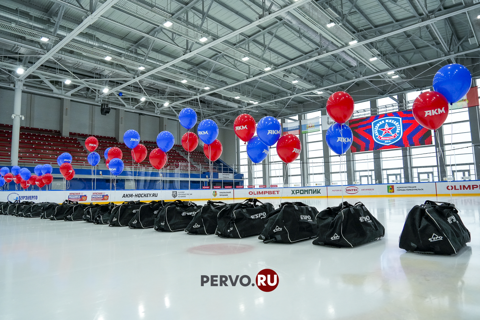 В Первоуральске будущим чемпионам вручили хоккейную форму