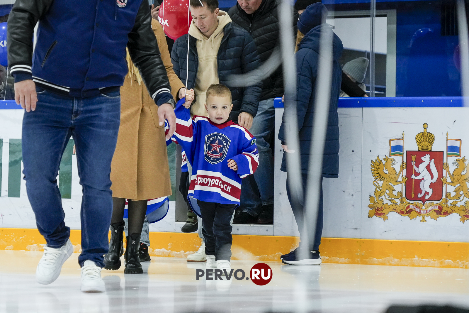 В Первоуральске будущим чемпионам вручили хоккейную форму