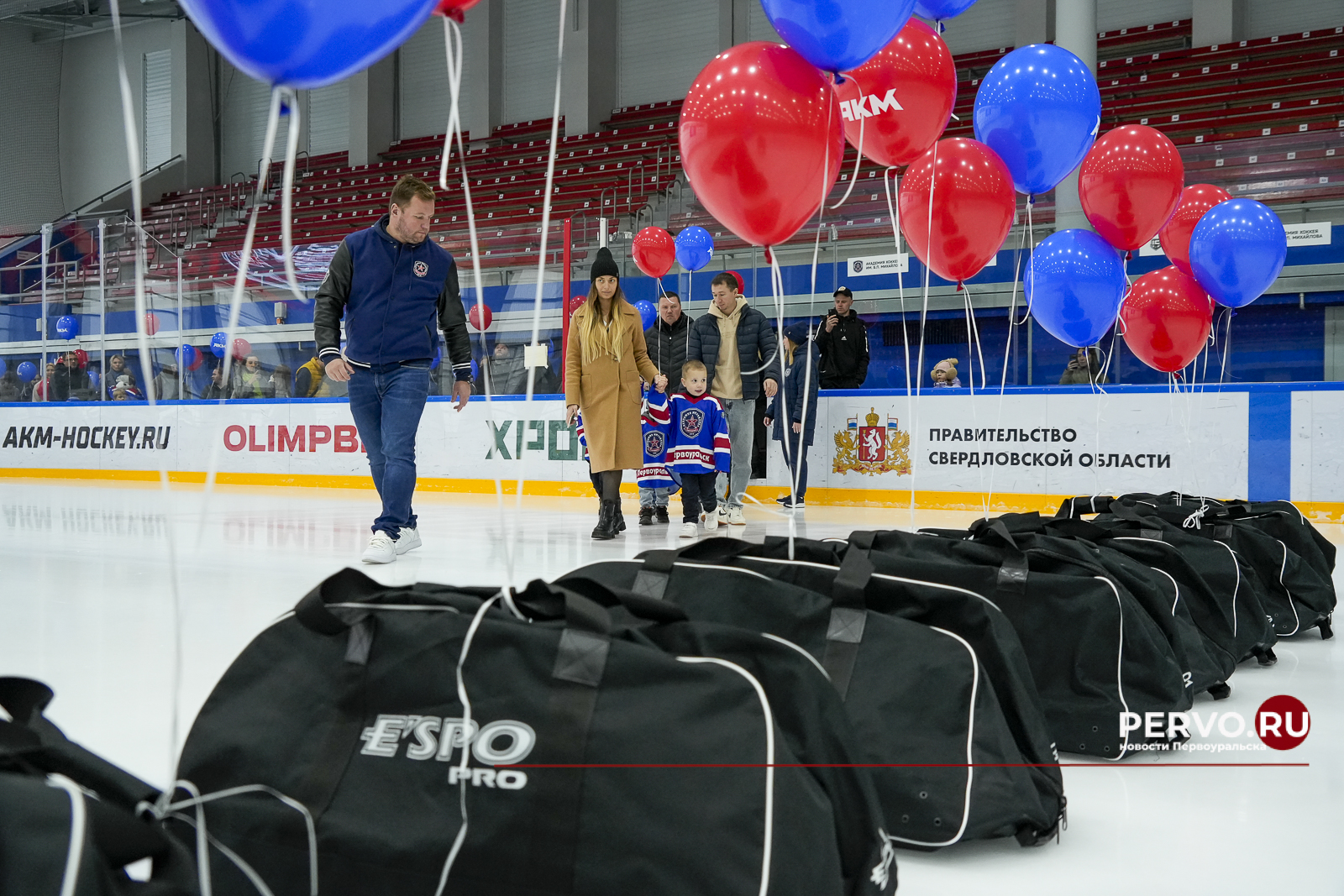 В Первоуральске будущим чемпионам вручили хоккейную форму
