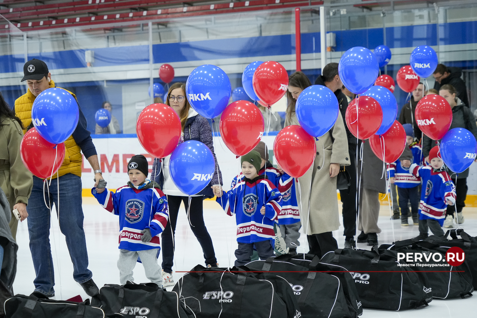 В Первоуральске будущим чемпионам вручили хоккейную форму