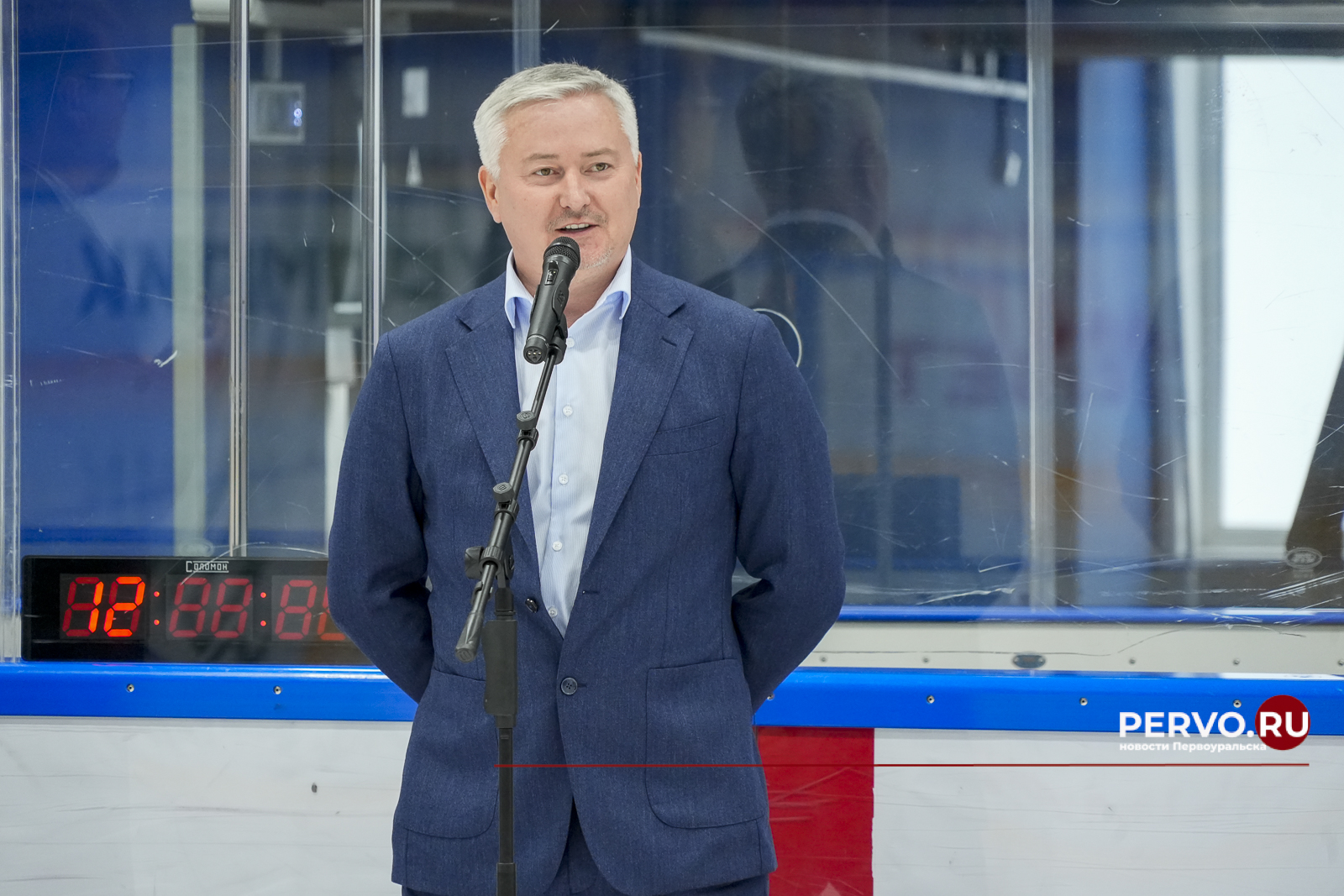 В Первоуральске будущим чемпионам вручили хоккейную форму