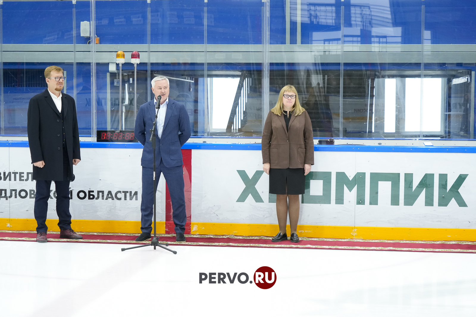 В Первоуральске будущим чемпионам вручили хоккейную форму