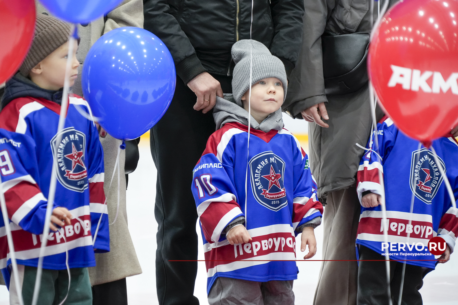 В Первоуральске будущим чемпионам вручили хоккейную форму
