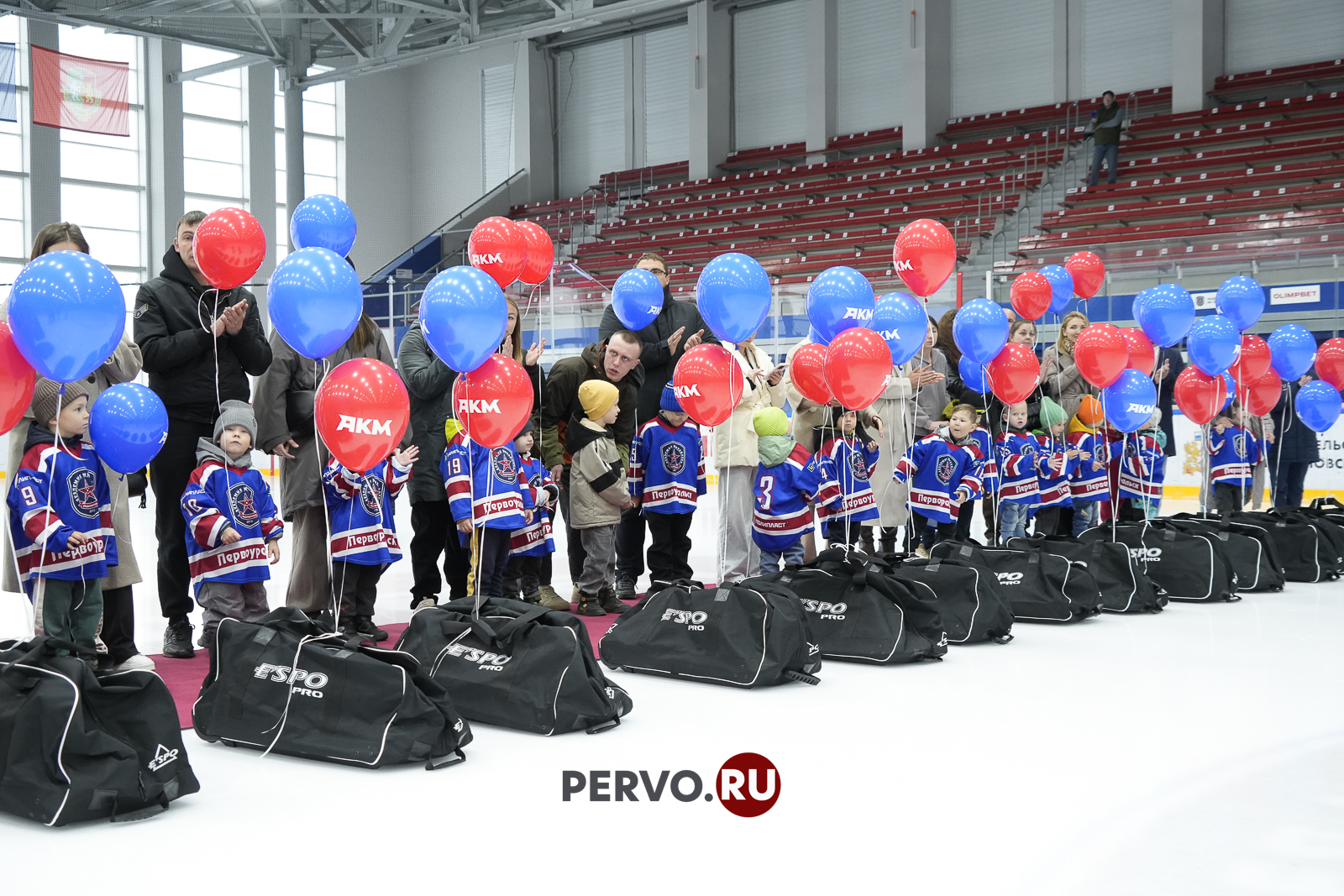 В Первоуральске будущим чемпионам вручили хоккейную форму