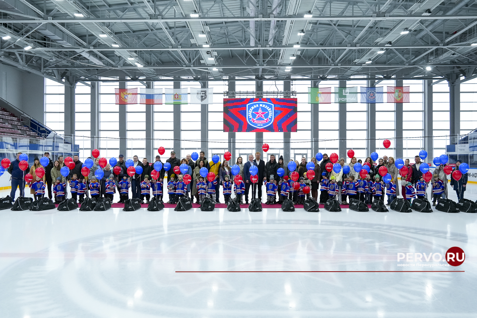 В Первоуральске будущим чемпионам вручили хоккейную форму