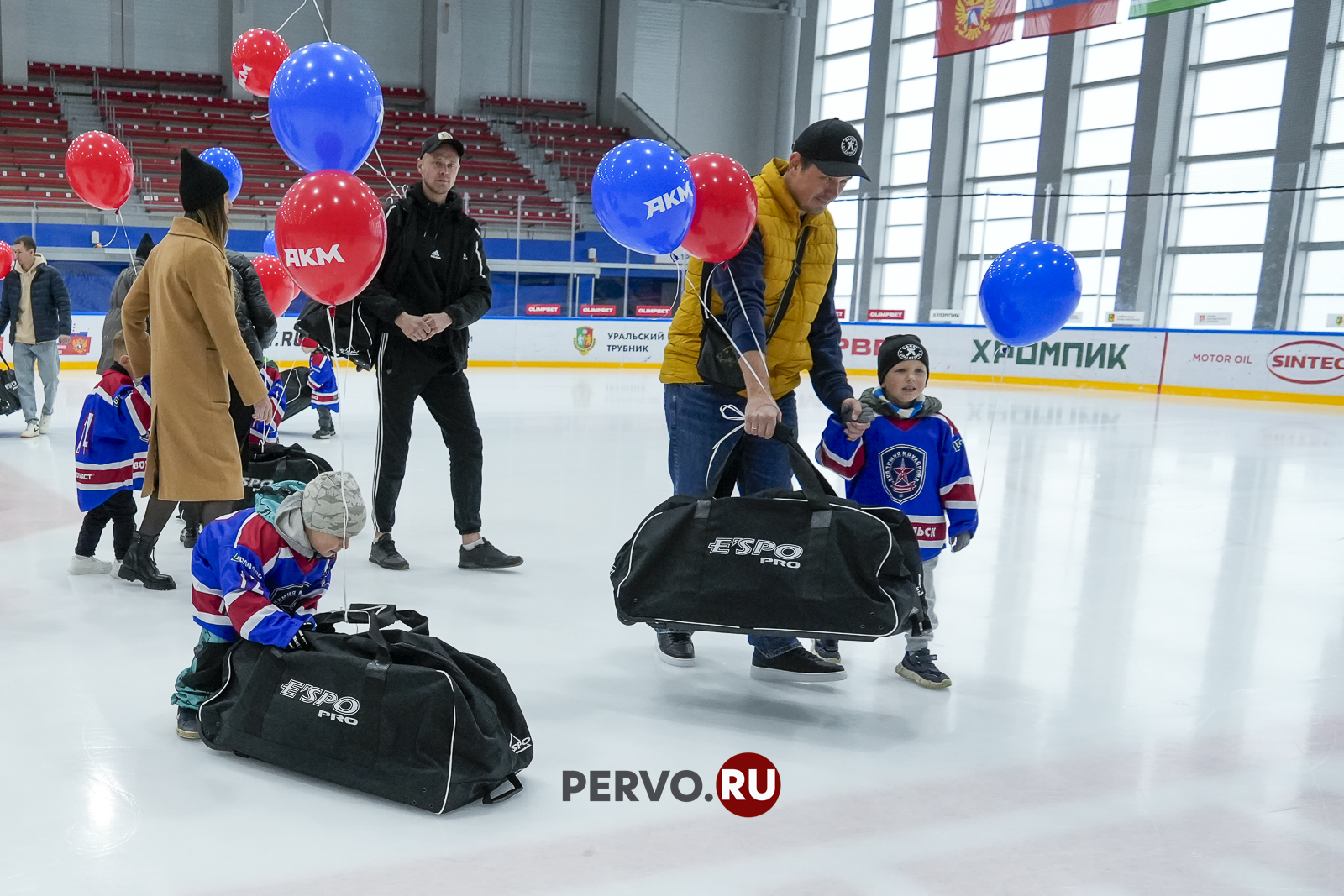 В Первоуральске будущим чемпионам вручили хоккейную форму