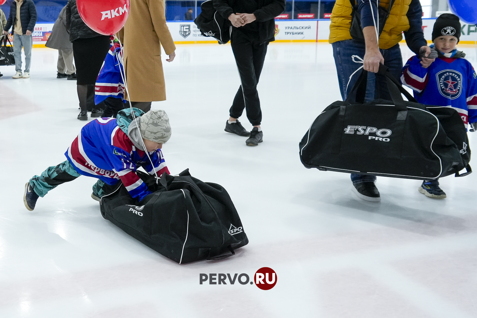 В Первоуральске будущим чемпионам вручили хоккейную форму