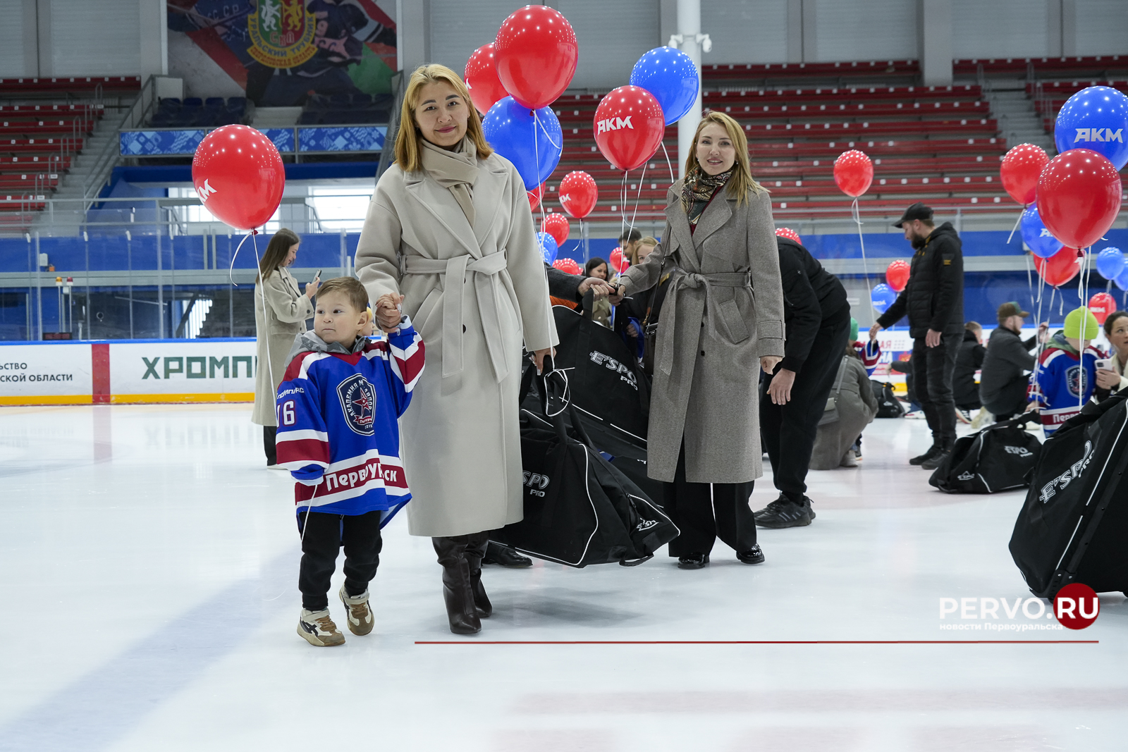 В Первоуральске будущим чемпионам вручили хоккейную форму