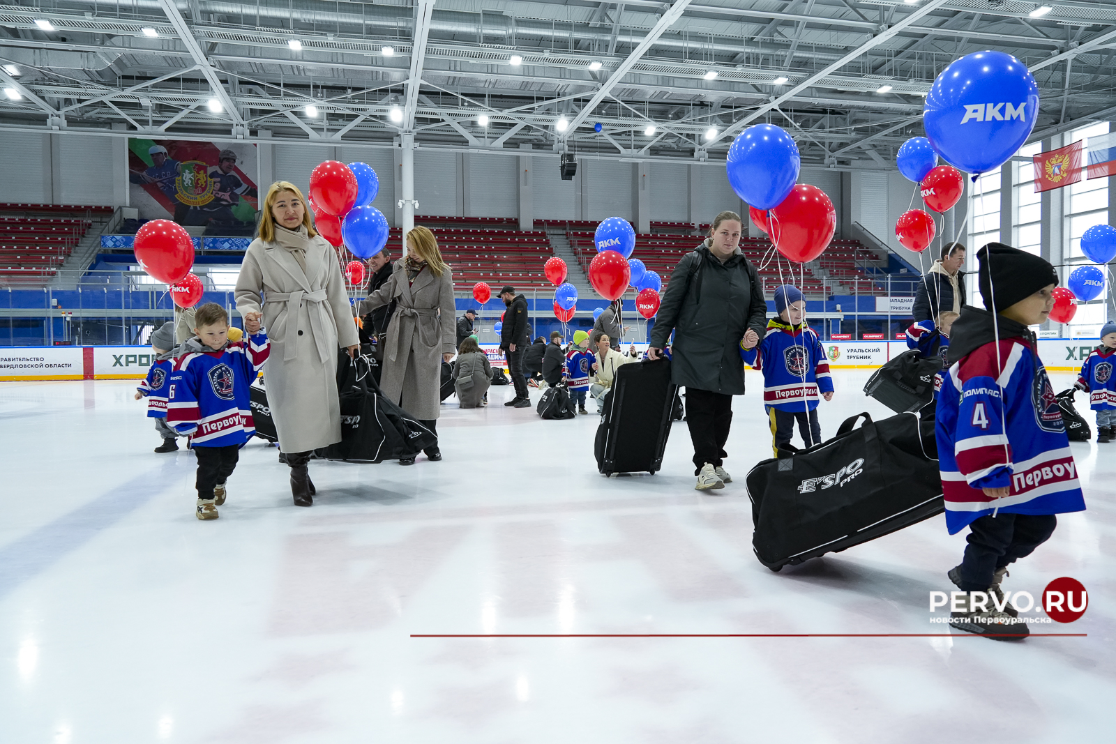 В Первоуральске будущим чемпионам вручили хоккейную форму