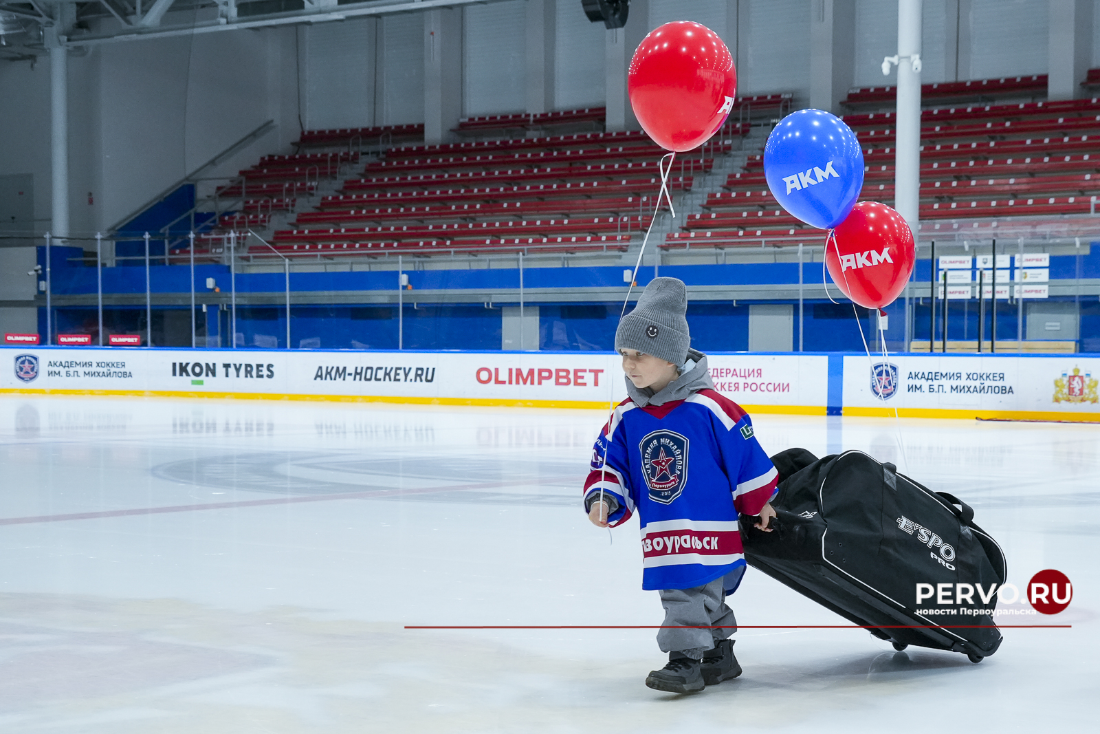 В Первоуральске будущим чемпионам вручили хоккейную форму