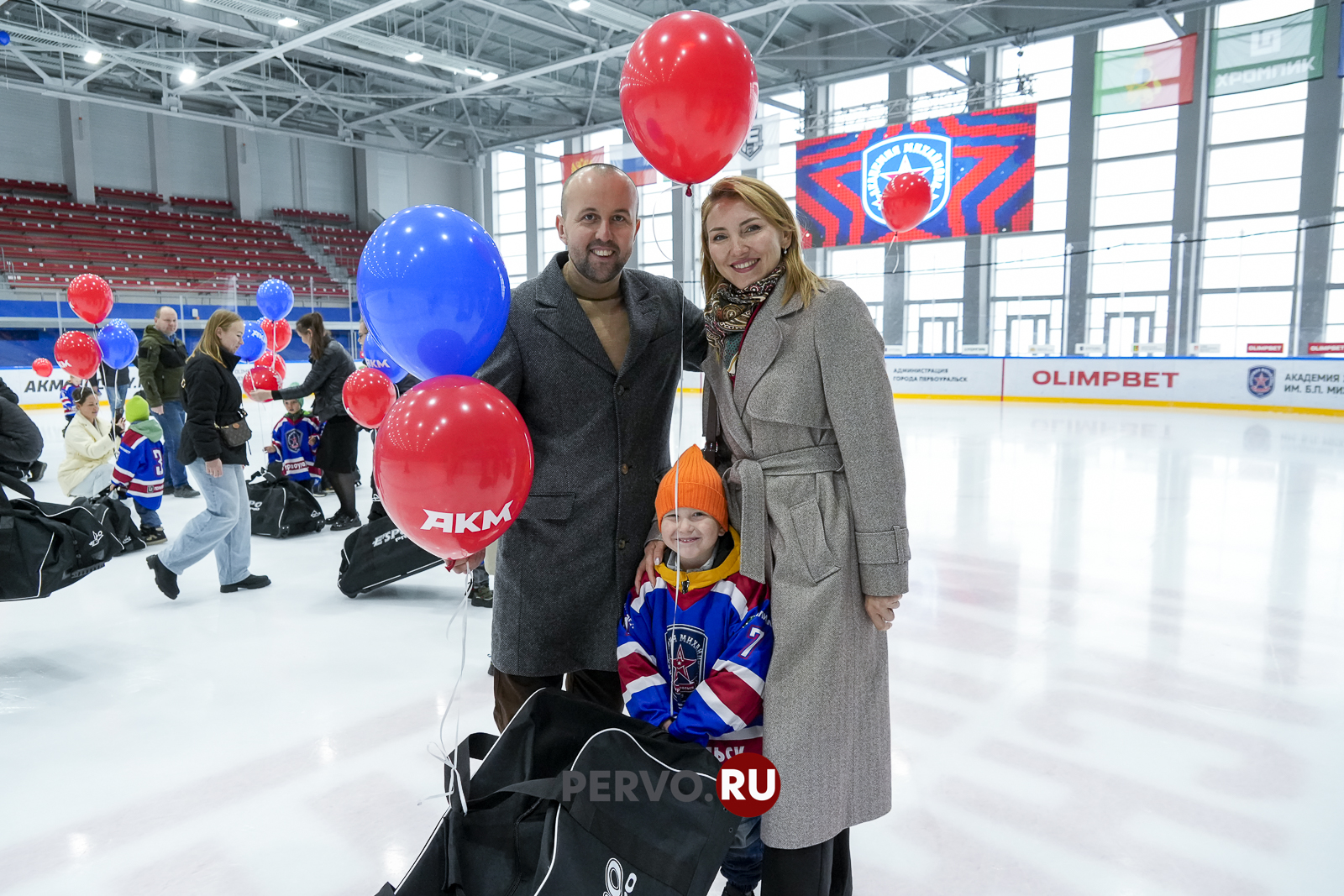 В Первоуральске будущим чемпионам вручили хоккейную форму