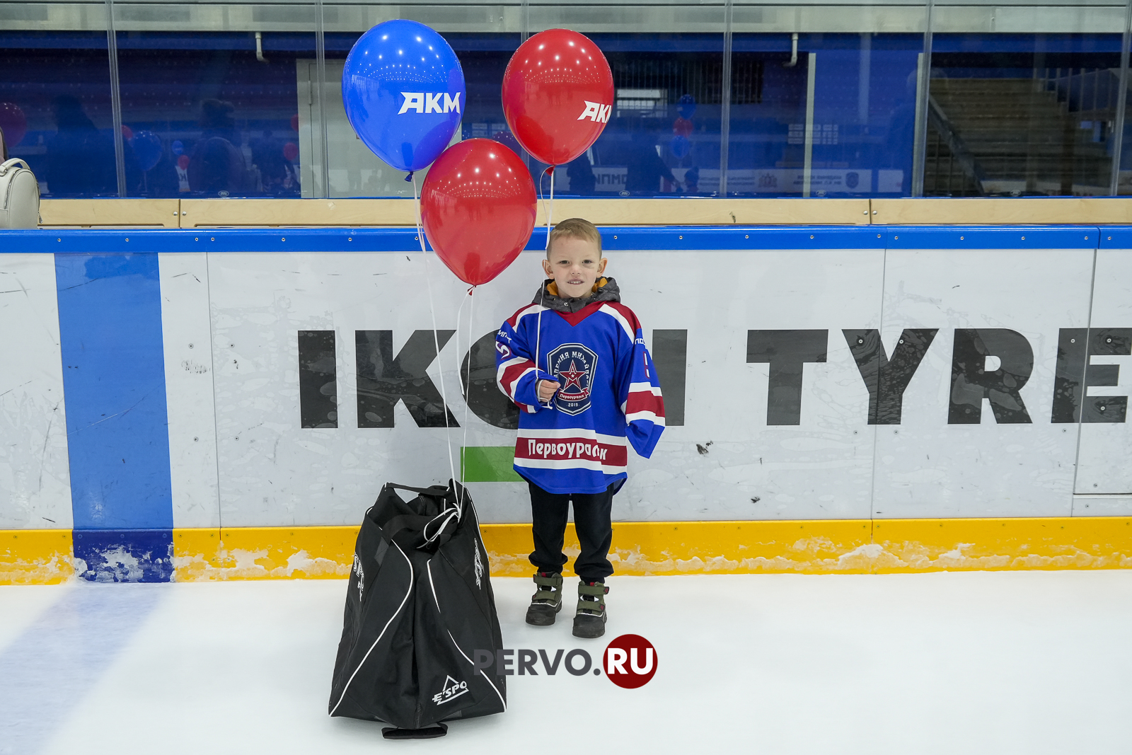 В Первоуральске будущим чемпионам вручили хоккейную форму