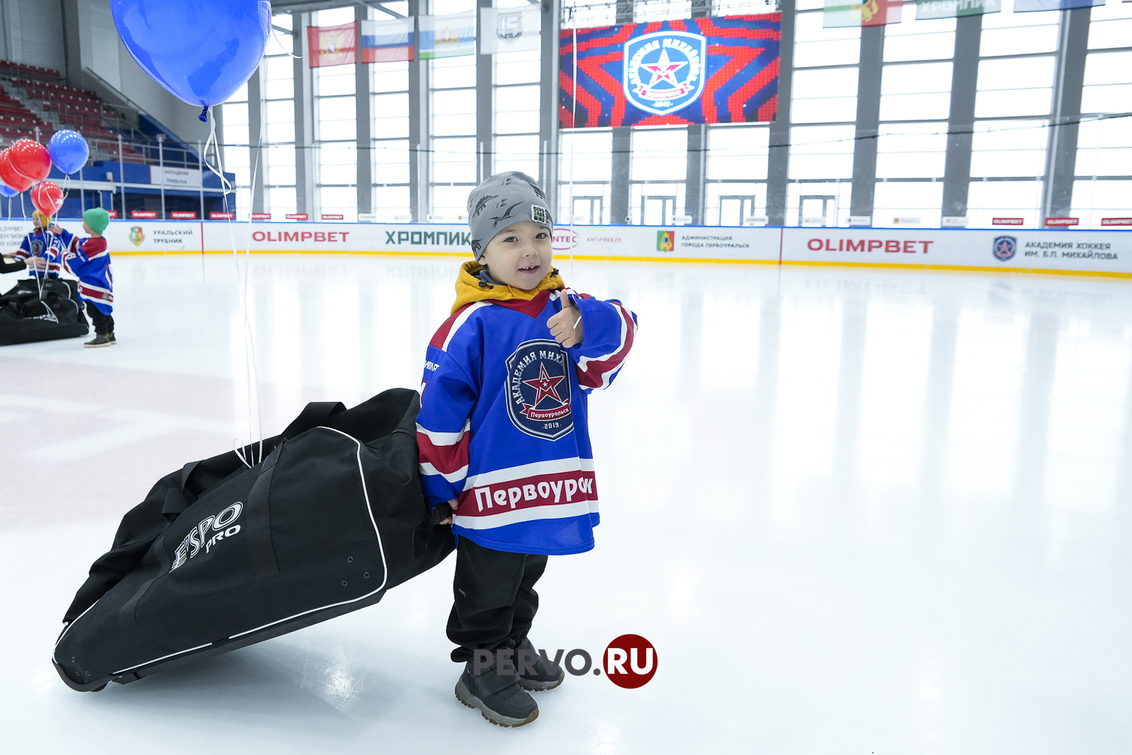 В Первоуральске будущим чемпионам вручили хоккейную форму