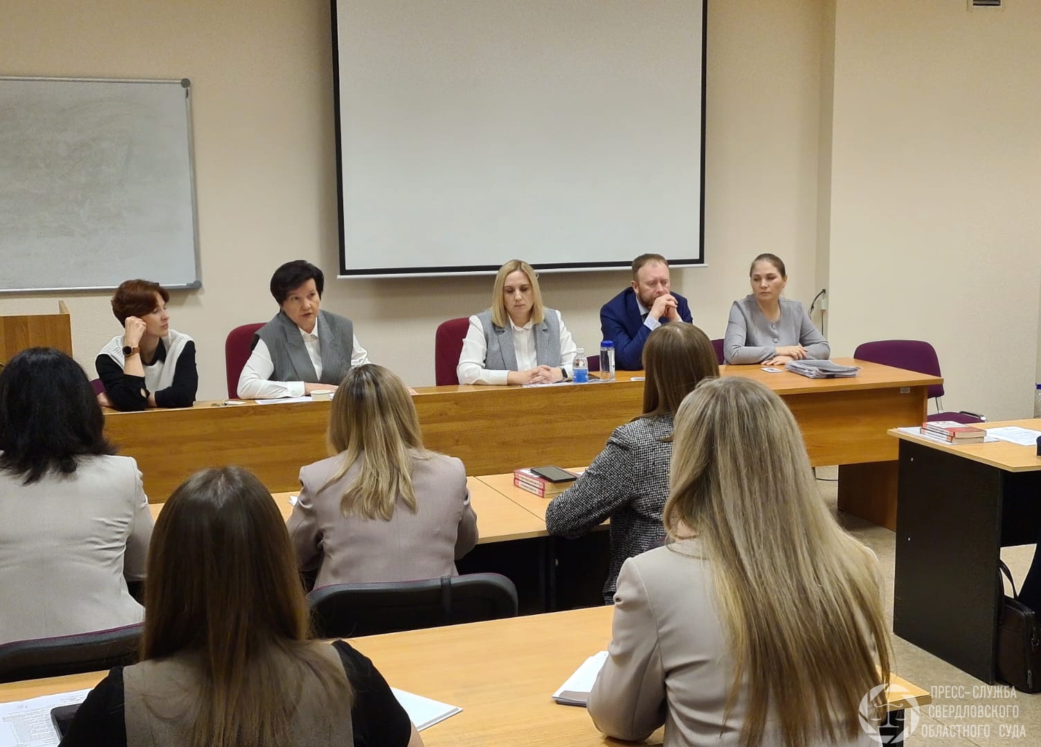 Судьи обсудили актуальные проблемы рассмотрения дел с участием несовершеннолетних