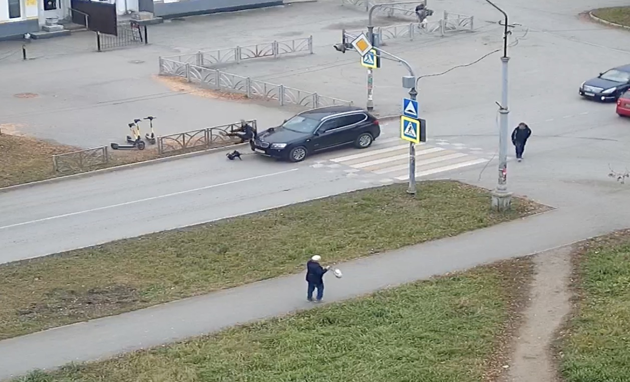 На пешеходном переходе снова ДТП с самокатчиком