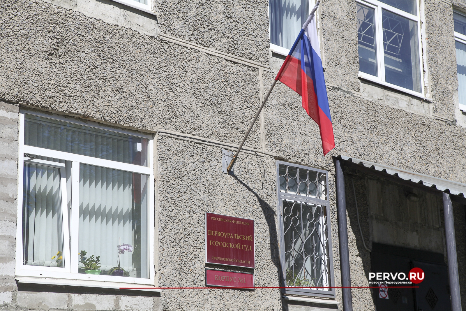 За кражу бутылки водки и минералки суд приговорил первоуральца к обязательным работам