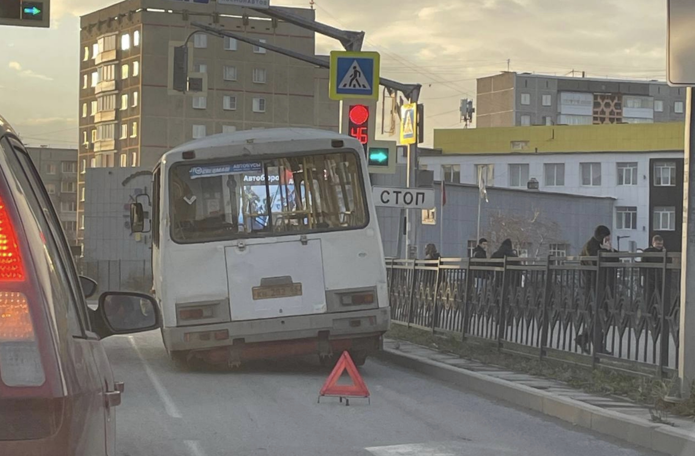 В центре Первоуральска на ходу у автобуса отвалилось колесо. Видео