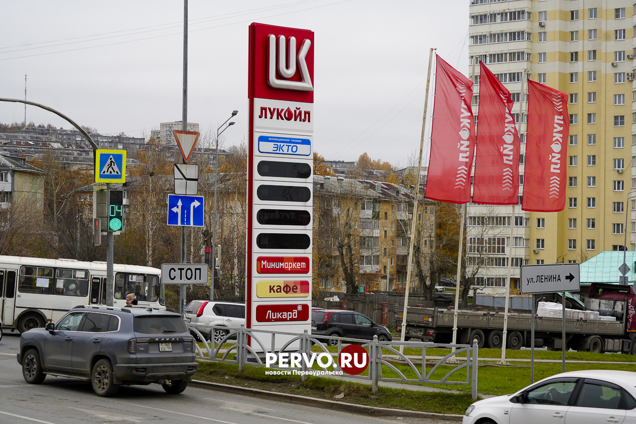 На заправках пятый раз за два месяца поднимают цены на бензин