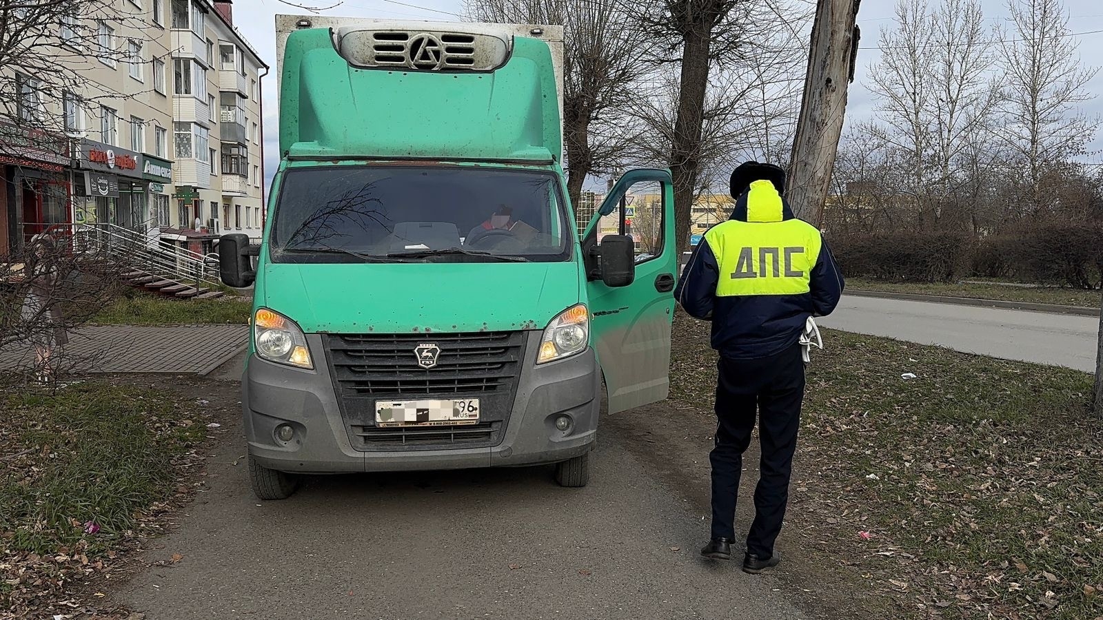 Водитель «Газели» сбил пенсионерку при движении задним ходом