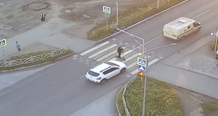 В Первоуральске машина сбила самокатчика на пешеходном переходе