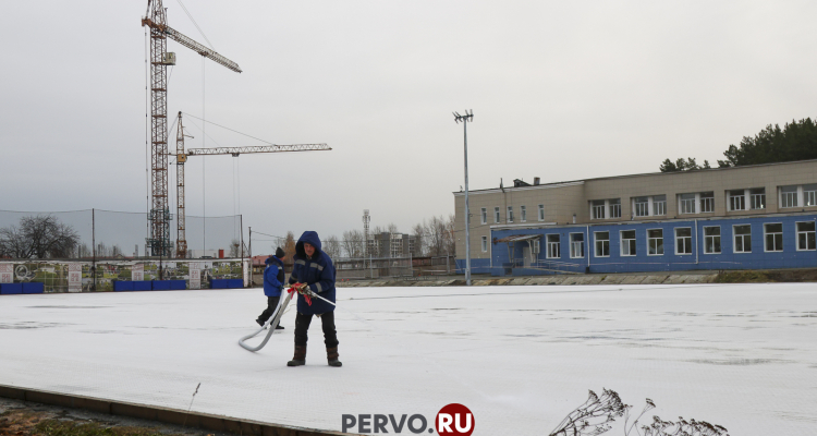 На малом поле стадиона «Уральский Трубник» начали заливать лёд