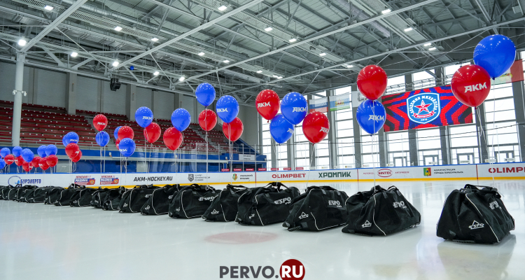 В Первоуральске будущим чемпионам вручили хоккейную форму