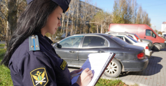 Судебные приставы в Екатеринбурге арестовали машину должника