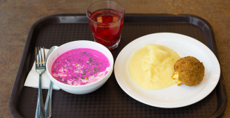 В России хотят бесплатно кормить учителей, чтобы они работали «с полной отдачей»