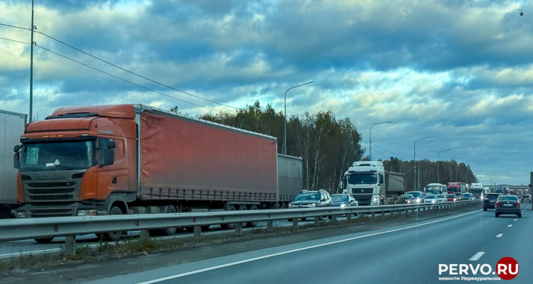 На трассе Пермь — Екатеринбург образовалась «царь пробка» 