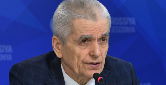 Онищенко объяснил невозможность переноса начала уроков в школах на 9:00