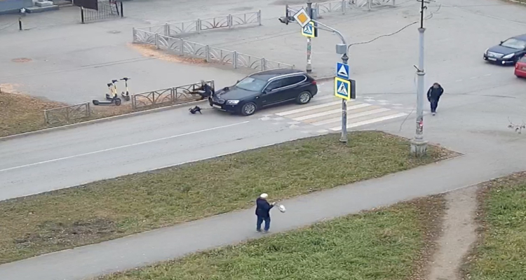 На пешеходном переходе снова ДТП с самокатчиком