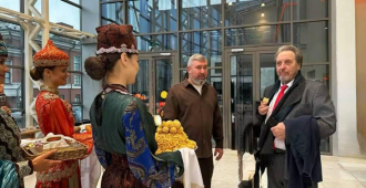 Отец Илона Маска прилетел в Казань