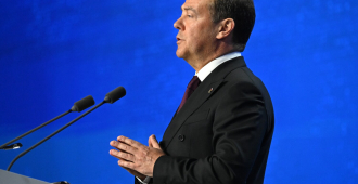 Медведев: РФ надо добиваться победы на земле, а не за канцелярским столом